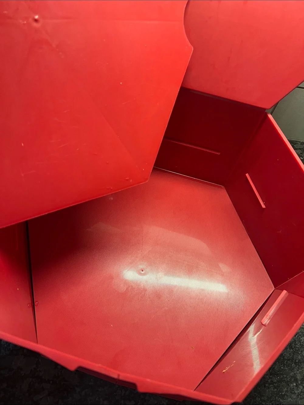 Piatto Bakery Box Red Hexagonal. Folds flat for storage. Shelf inside too!!